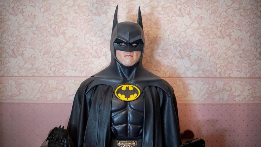 Busto de Michael Keaton, “el mejor Batman”, dice Marcos. Está en el dormitorio de la Museum House.