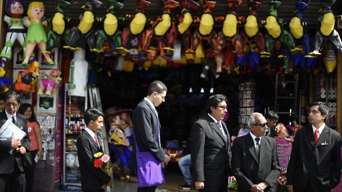 Católicos participan en la procesión en la ciudad de Guatemala.