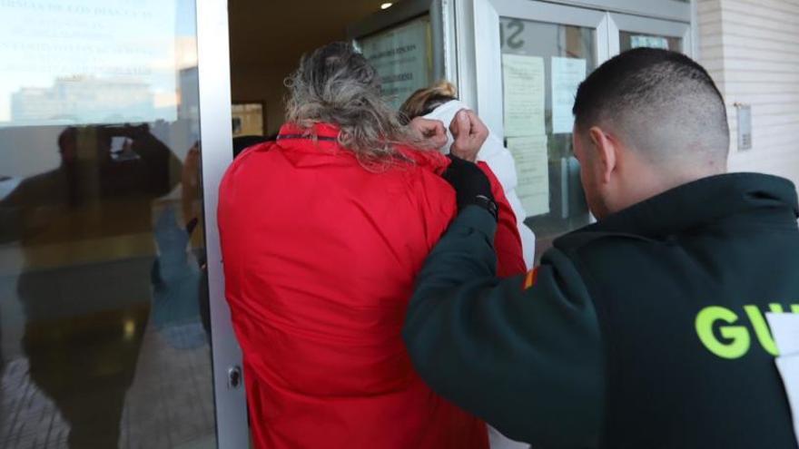 La Guardia Civil entra a los juzgados de Torrevieja con uno de los detenidos.