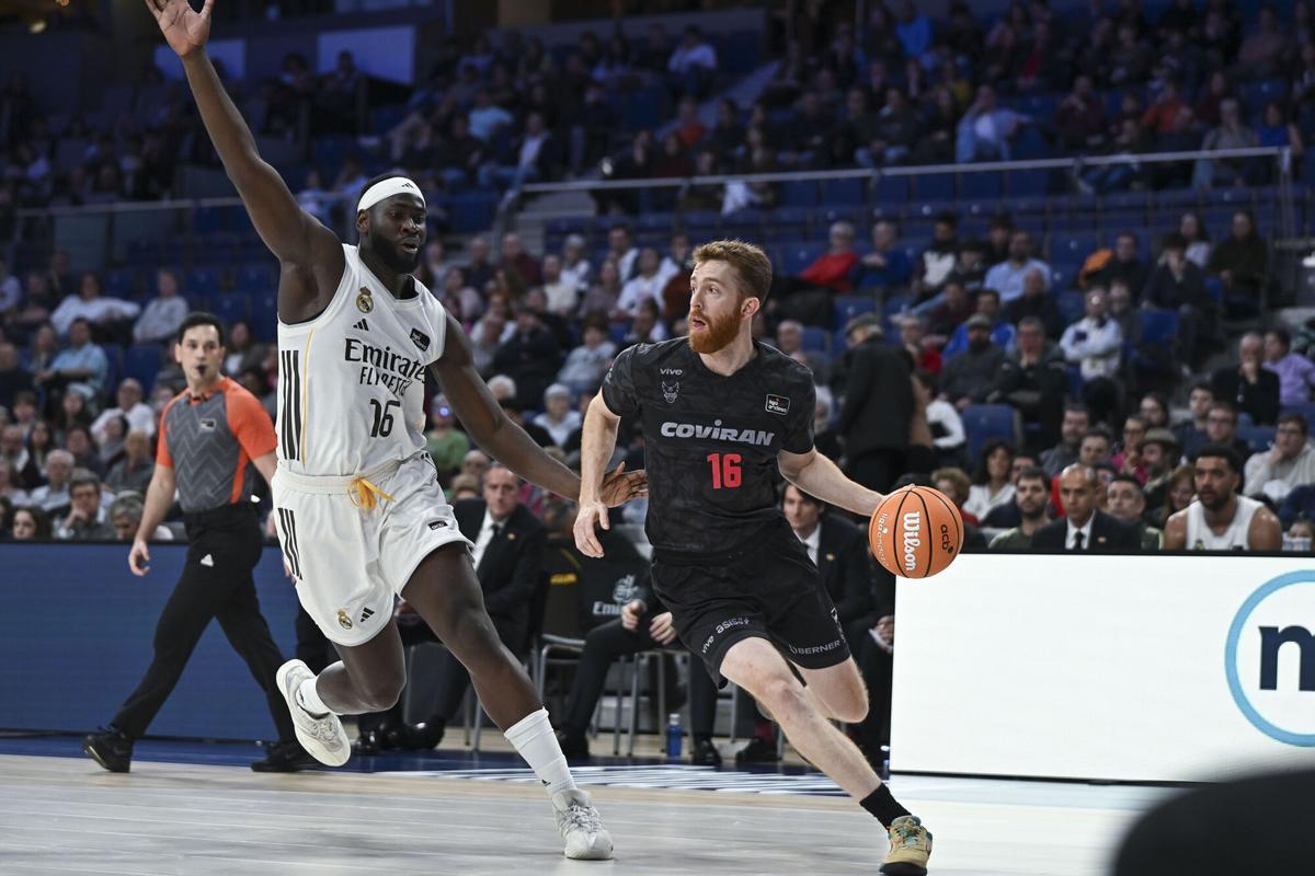 Edu Durán (d), del Granada, y Garuba (i), del Real Madrid, durante el partido de Liga ACB disputado este domingo en el Palacio de los Deportes de Madrid. EFE/Fernando Villar