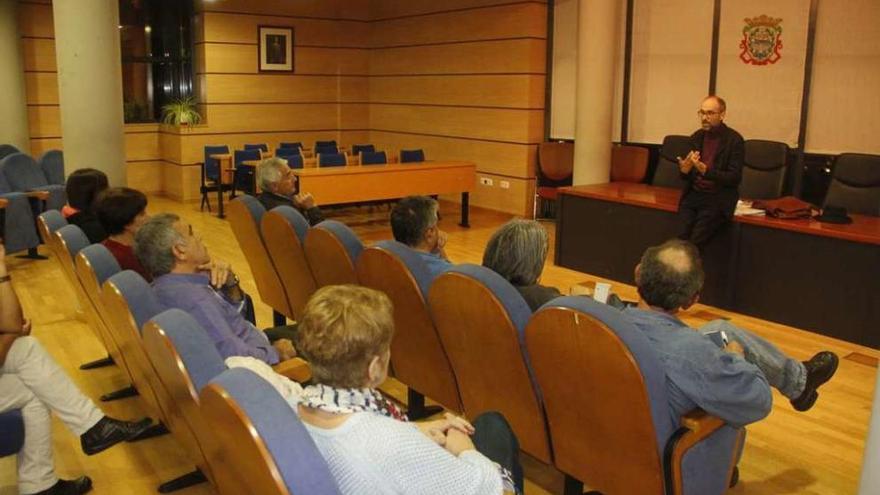 Odilo Barreiro explica el plan de compostaje a los representantes de vecinos ayer en el concello. // S.A.