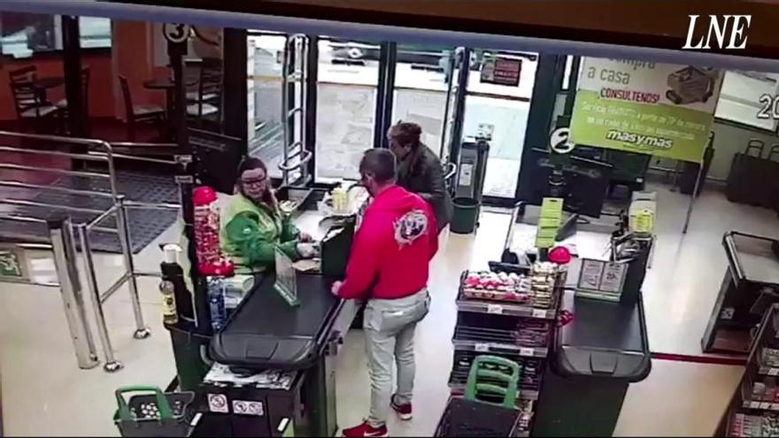 Las violentas imágenes del atraco frustrado en un supermercado de Gijón