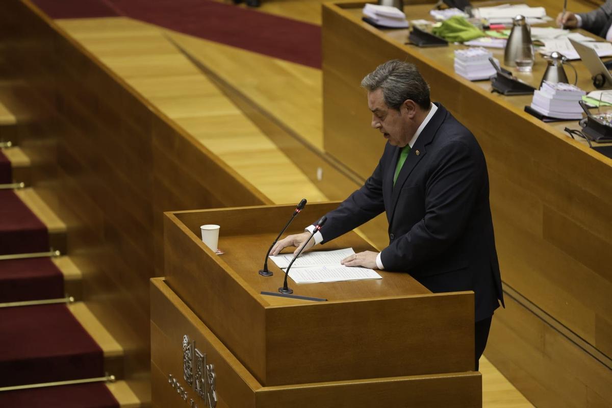 Llanos anuncia el apoyo de Vox a Pérez Llorca en las Corts.