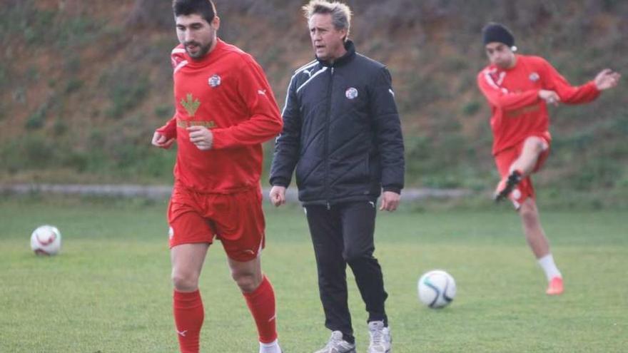 Balta da órdenes a sus jugadores durante uno de los ejercicios de sus últimos entrenamientos.