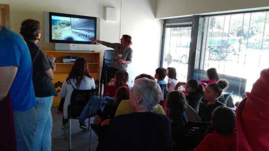 María Turiño explica el comportamiento de las abejas a los visitantes al Centro Temático de la Miel.