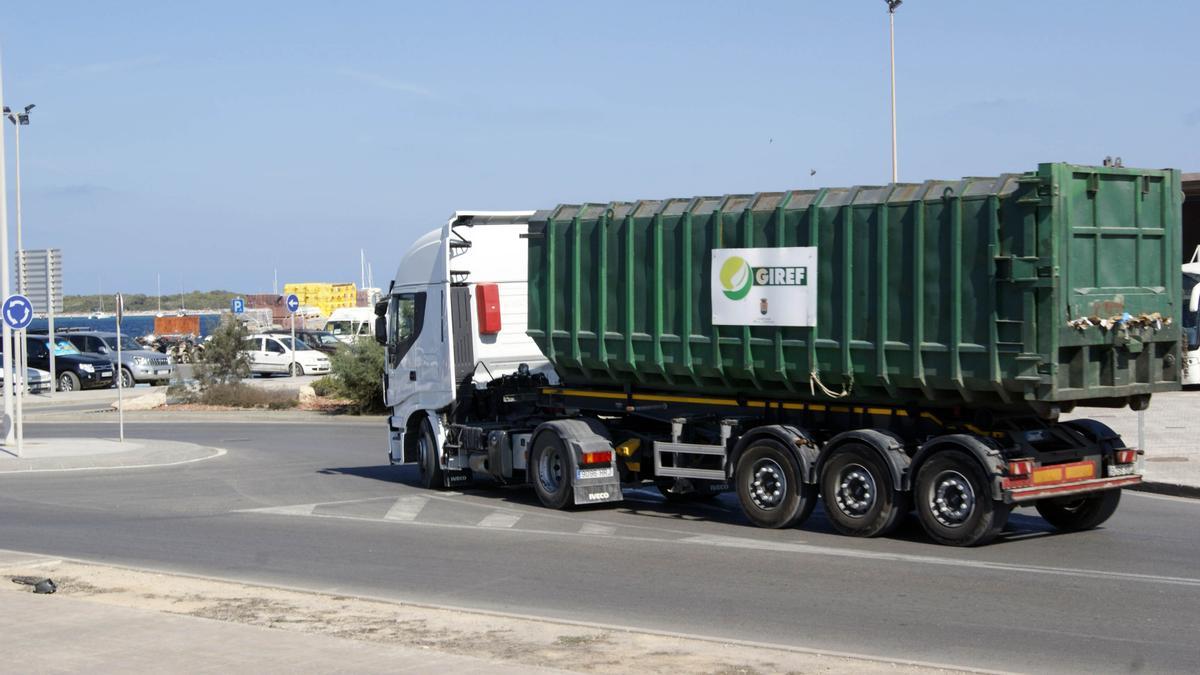 Un camión transporta basura en Formentera.