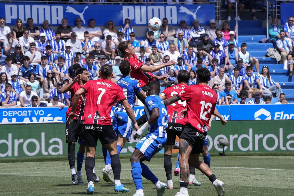 David López intenta refusar una pilota de cap davant l’Alavés
