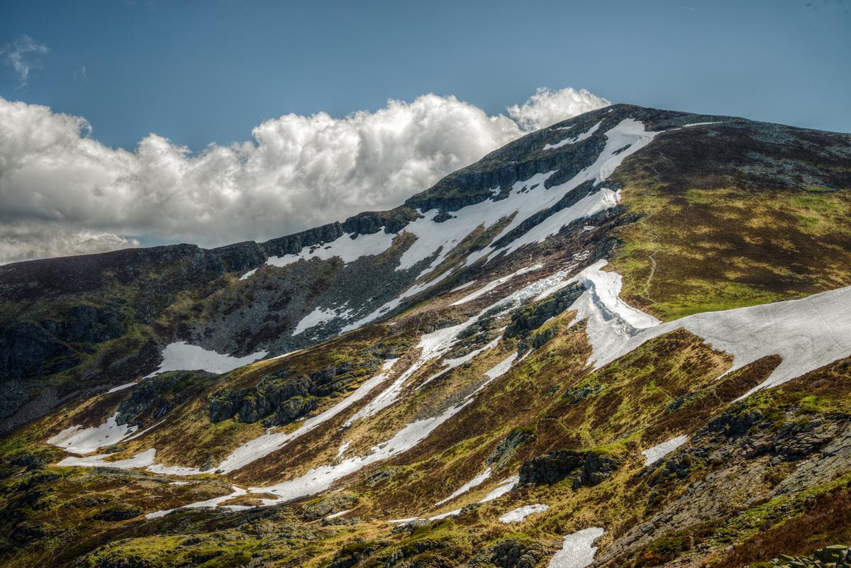 La última nieve en el pico en primavera