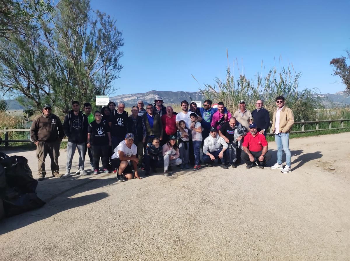 Los participantes en la limpieza del lago de l'Estany.