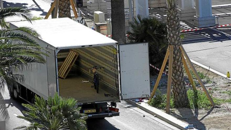 Imatge del camió que dijous va envestir mortalment 84 persones i que va esquivar els controls policials