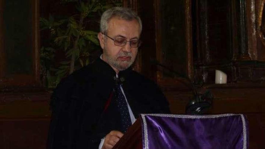 José Luis de la Granja, en un momento del Pregón de la Semana Santa de Villafáfila en el que desgranó los recuerdos de su padre Manuel.