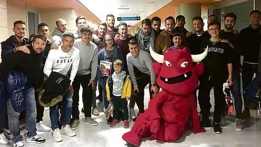 La primera plantilla del Mallorca, en su visita a los niños del hospital de Son Espases.