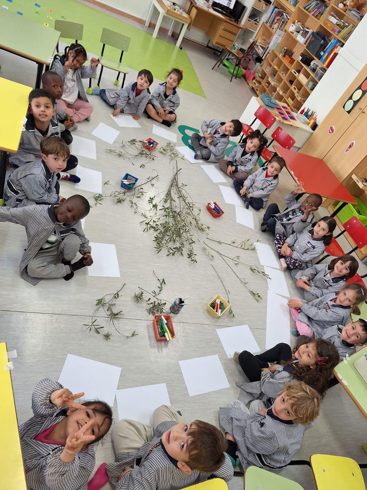 Alumnos del Colegio San José de Calasanz Escolapios elaborando sus palmas de Semana Santa