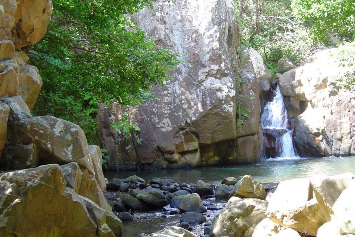 Sendero el río de la miel, la ruta acuática de Cádiz que recorre cascadas, selvas tropicales y ruinas de antiguos molinos