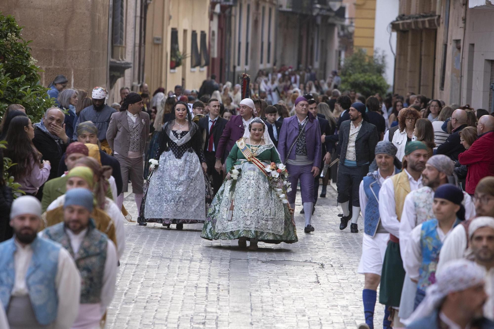 La multitudinaria Ofrenda fallera de Xàtiva, en imágenes