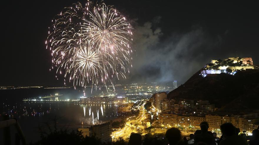¿A qué hora son los fuegos artificiales de Alicante la noche de San Pedro?