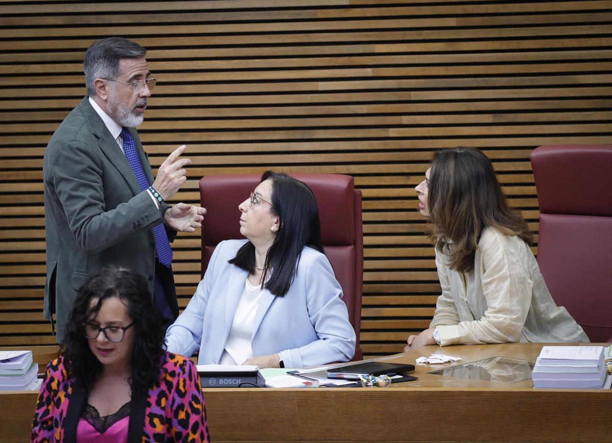 Los miembros de la Mesa de las Corts, de PP y Vox, hablan durante el pleno, este miércoles.