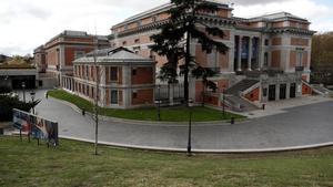 MADRID, 16/03/2020.- Vista general del Museo del Prado que permanece cerrado desde este lunes. La capital, al igual que el resto de España, vive este lunes su primer día laboral de aplicación del decreto de alarma, que supone entre otras medidas la restricción de la movilidad, lo que disminuirá de nuevo notablemente el tráfico. EFE/Mariscal