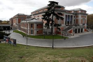 MADRID, 16/03/2020.- Vista general del Museo del Prado que permanece cerrado desde este lunes. La capital, al igual que el resto de España, vive este lunes su primer día laboral de aplicación del decreto de alarma, que supone entre otras medidas la restricción de la movilidad, lo que disminuirá de nuevo notablemente el tráfico. EFE/Mariscal