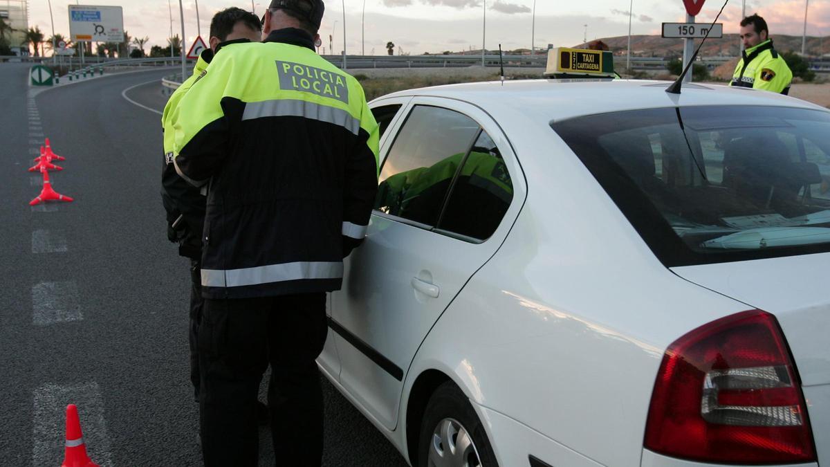 Control de la Policía Local en los accesos al aeropuerto Alicante-Elche