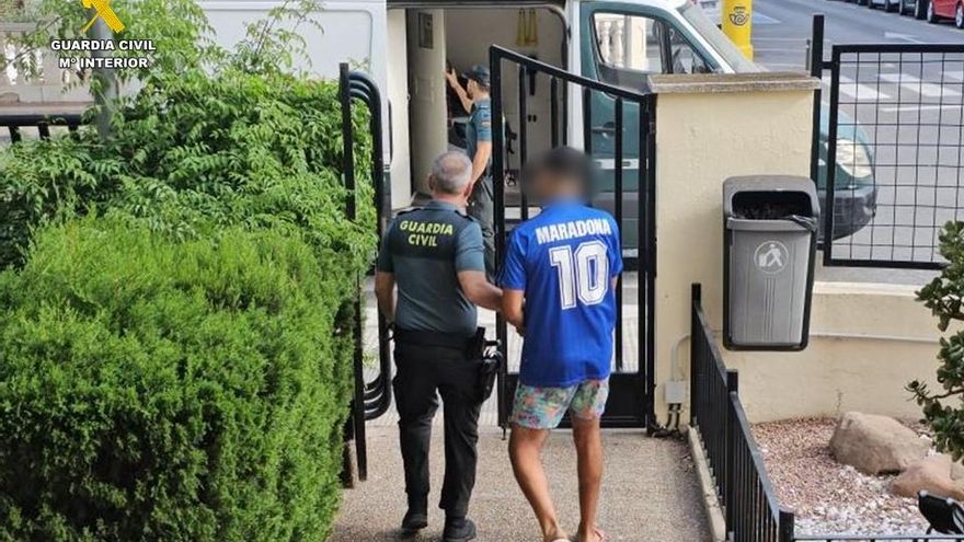 Dos delincuentes buscados en Francia por homicidio desvalijaban coches en las playas de Calp, Moraira y Xàbia