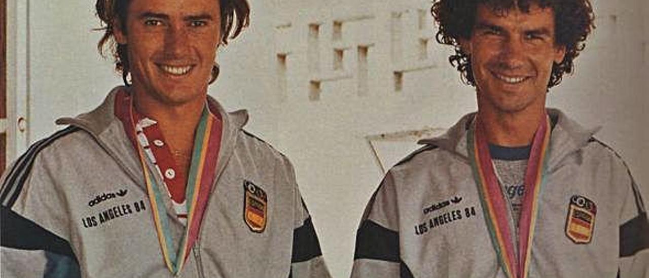 Luis Doreste y Roberto Molina con la medalla de oro de la clase de vela 470, en Los Ángeles en 1984.