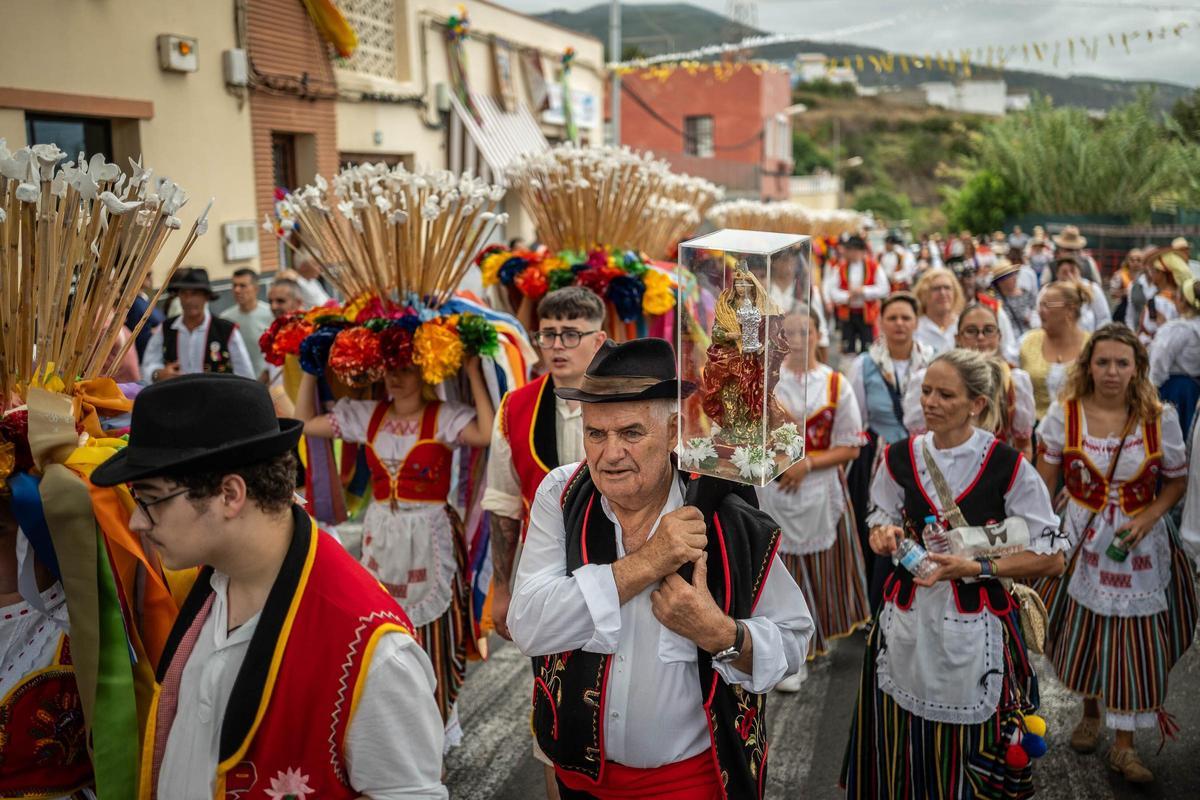 Subida de los cestos y bollos de Santa Bárbara (Icod de los Vinos)