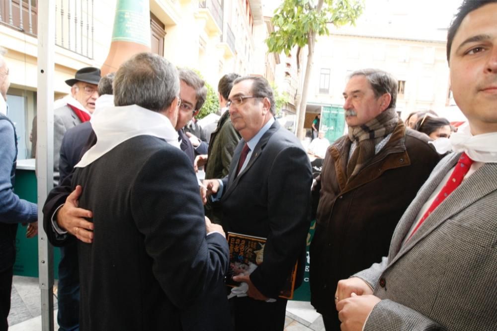 Reparto de pasteles de carne en la plaza del Romea