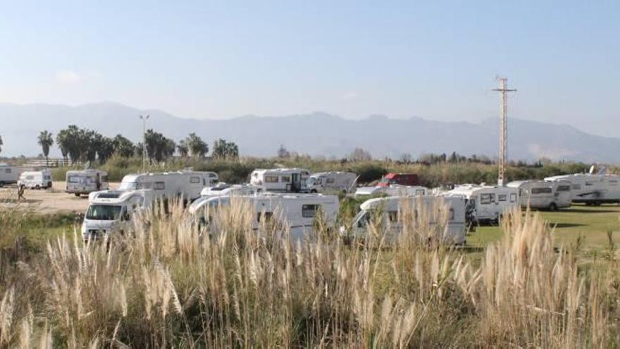 Varias decenas de caravanas acampan en los solares del Manhattan durante estos días.