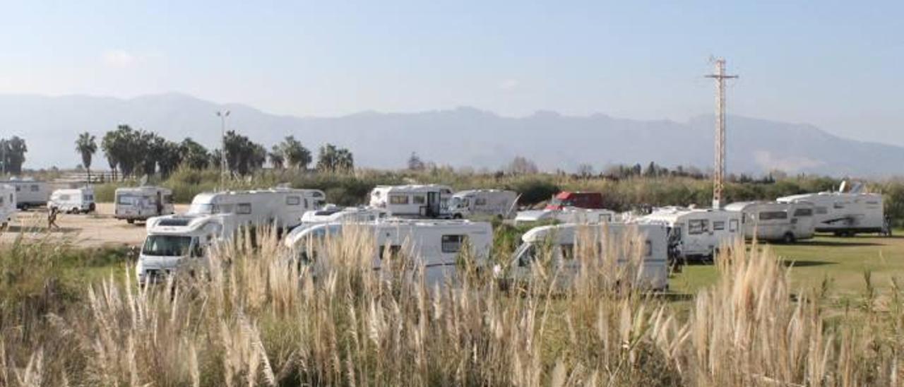 Varias decenas de caravanas acampan en los solares del Manhattan durante estos días.