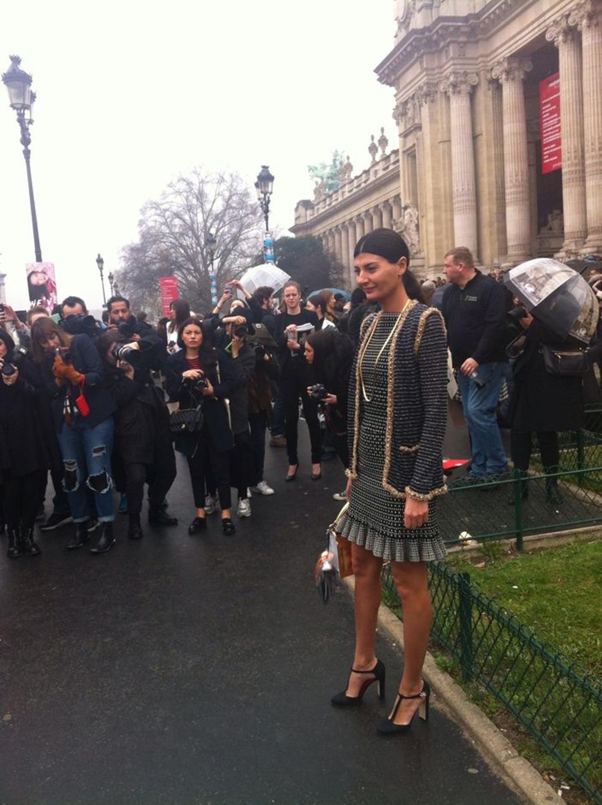 Giovanna Battaglia entrando en el desfile de Chanel
