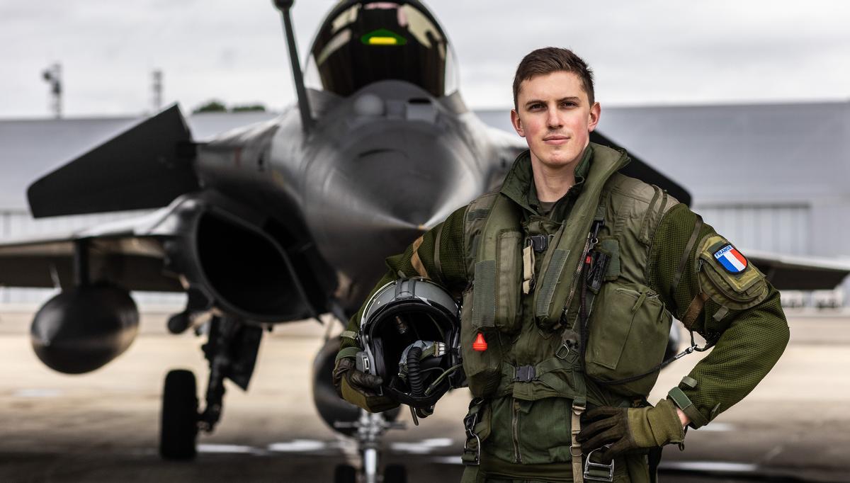 La OTAN ampliará la misión de policía aérea sobre Polonia con el envío de cazas Rafale franceses. En la imagen, un piloto galo de misión en Polonia..jpg