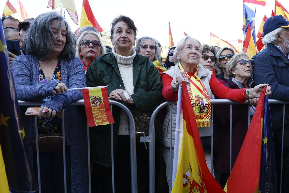 Manifestación multitudinaria contra la amnistía en la Plaza de Cibeles de Madrid