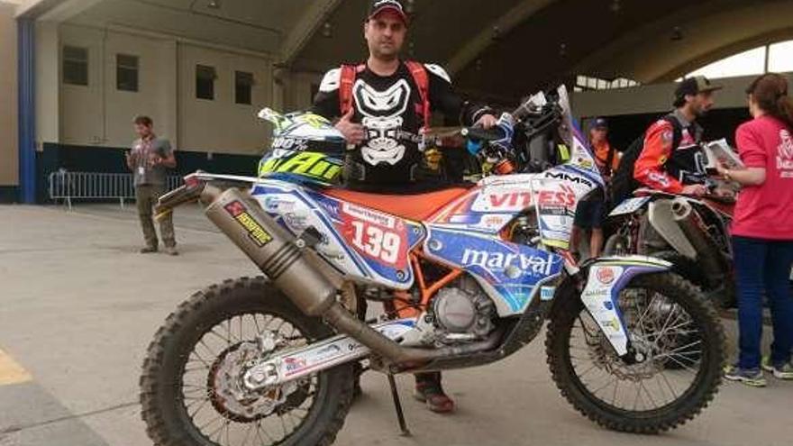 Javier Álvarez posa con su moto en Lima (Perú) al inicio del Dakar.