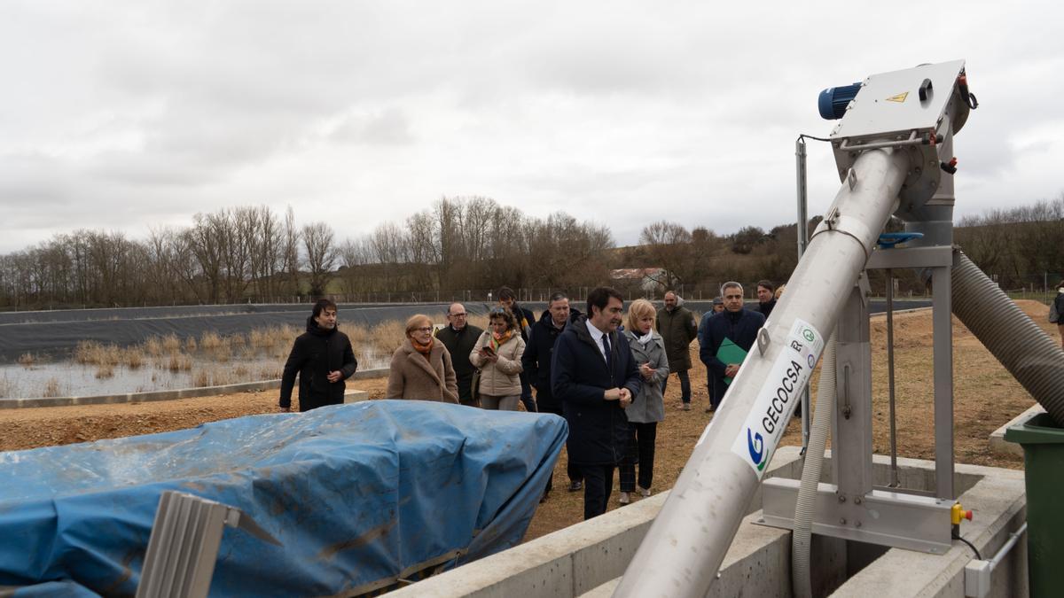 El consejero de  Medio Ambiente visita la depuradora de Villamor de los Escuderos