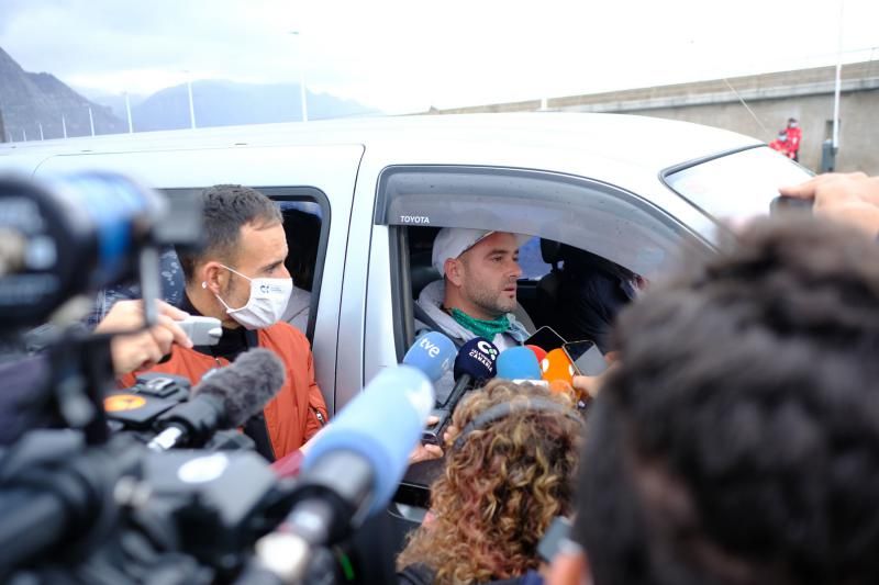 Traslado a puerto de los pasajeros del ferry encallado en Agaete