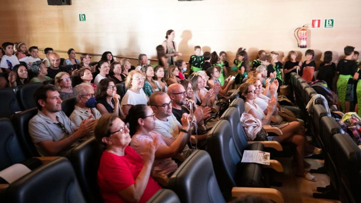 Los familiares de los alumnos aplauden en un momento de la representación.