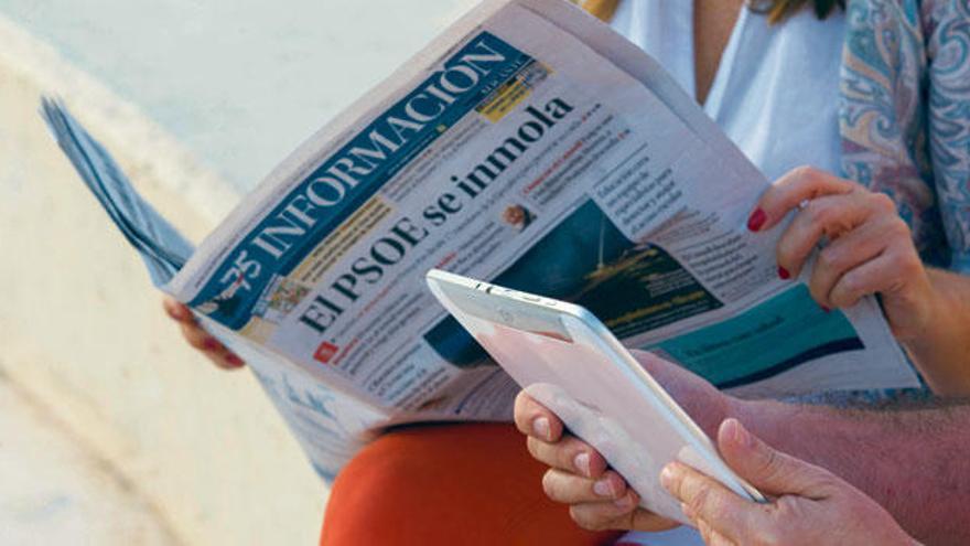 Lectura del periódico en papel y en tablet.