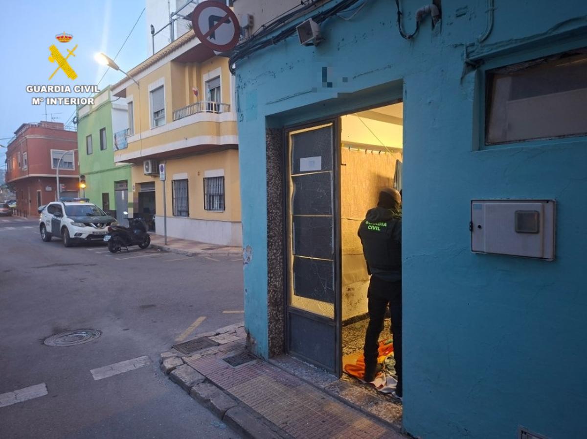 Efectivos de la Guardia Civil, durante el registro.