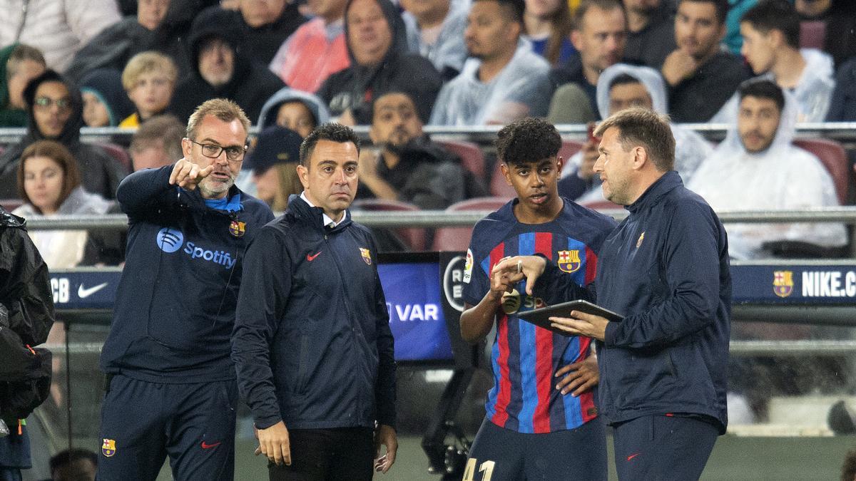 Xavi y su cuerpo técnico dando instrucciones al joven cadete azulgrana de 15 años Lamine Yamal 