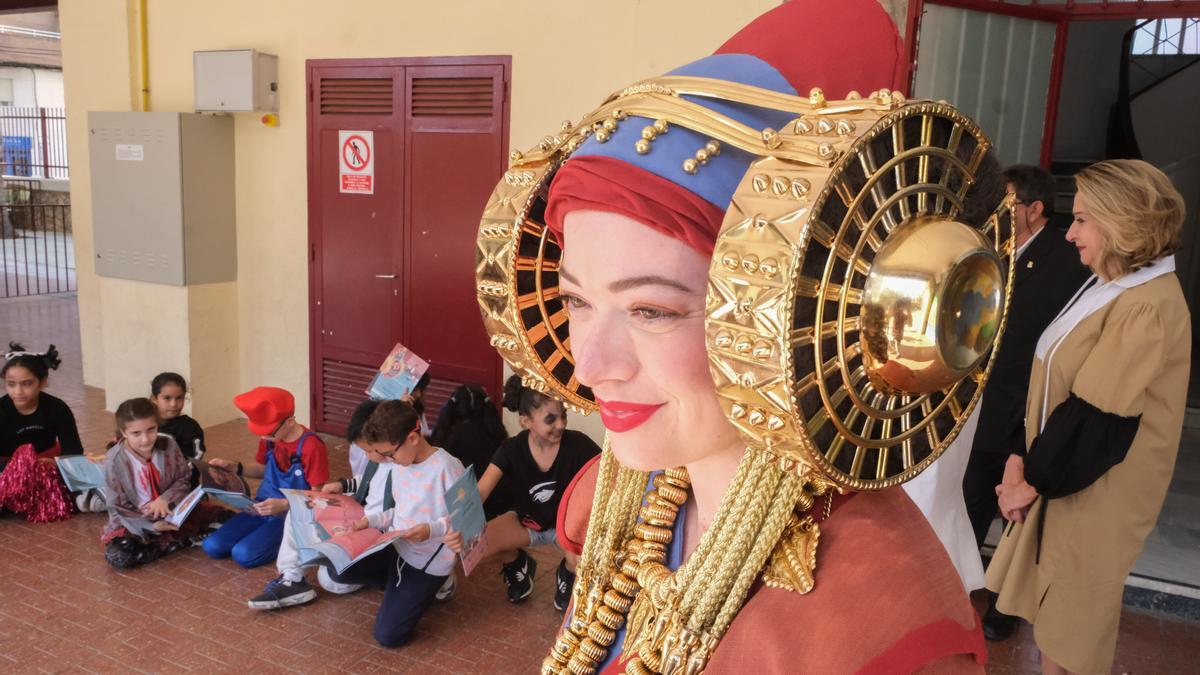 La Dama Viviente, en un cole de Elche donde se repartieron libros en valenciano