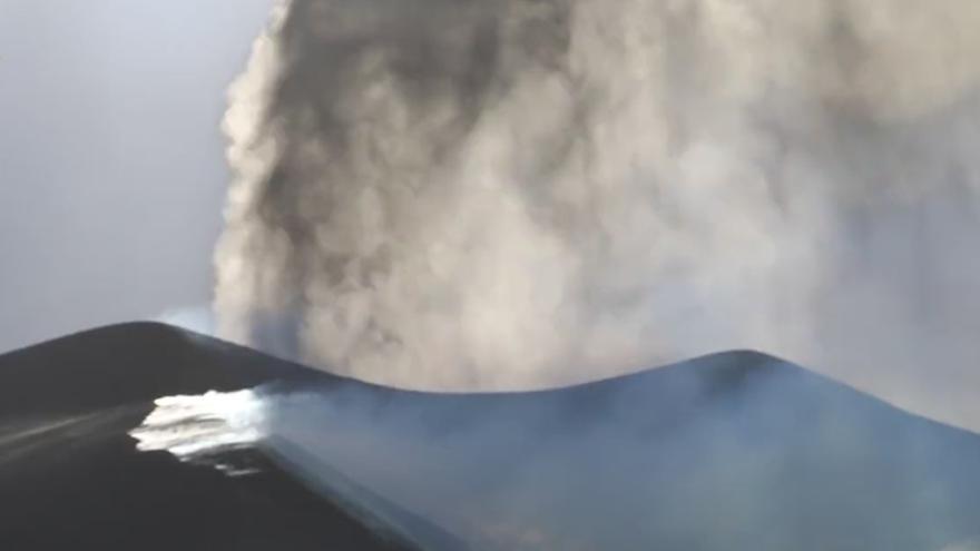 Penacho del volcán de La Palma desde el cono principal.