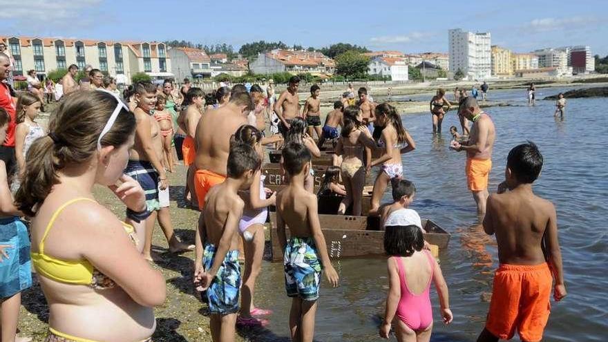 Arriba, la playa carrilexa de A Covacha en San Fidel. A la derecha, imagen actual de O Preguntoiro. // Noé Parga