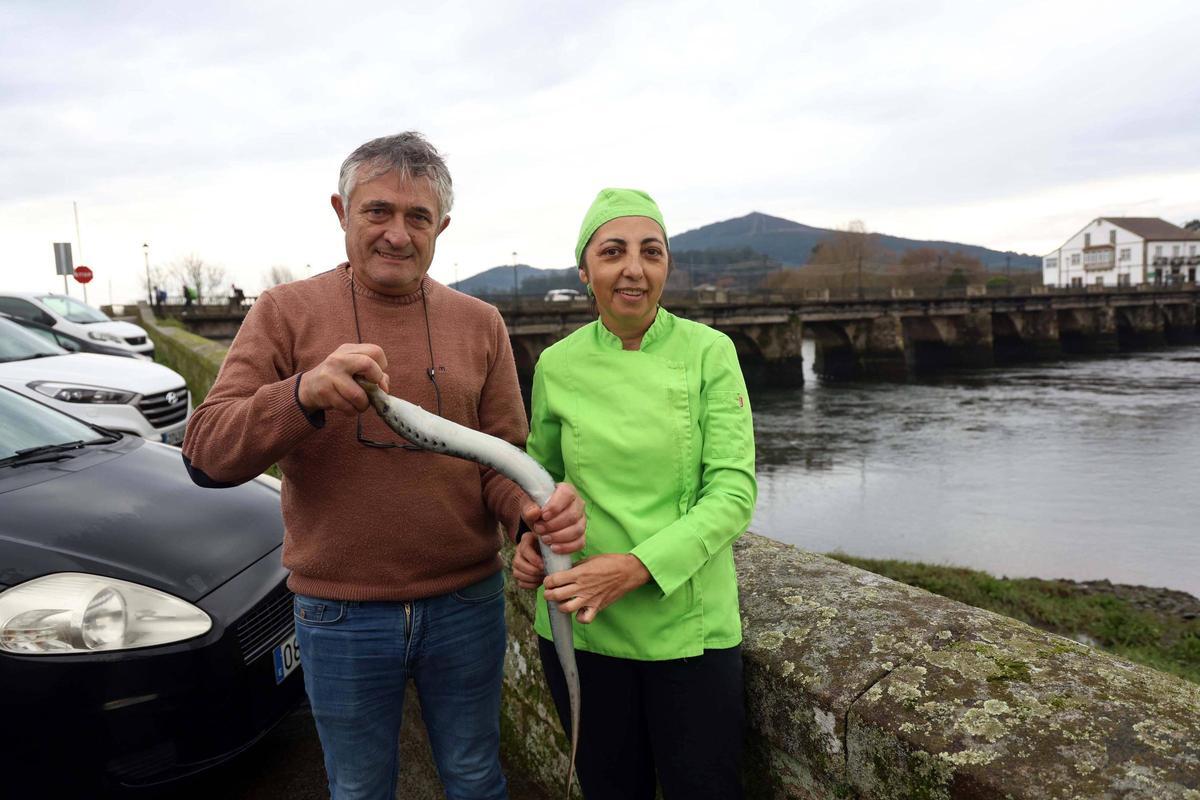 Pili Novo y Manuel Losas, de Casa Farrucán, a orillas del Ulla, donde fue pescada esa lamprea que tienen en las manos, la primera de la temporada.