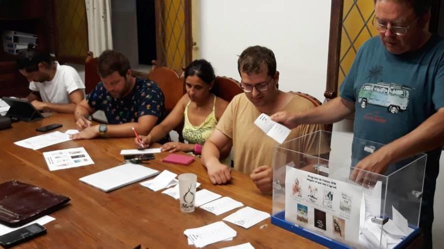 Imagen del recuento de votos emitidos por más de sesenta vecinos durante el pleno local.