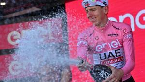 Pogacar, con la maglia rosa de líder de la general del Giro