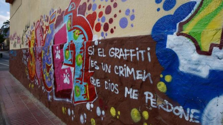 Un grafiti en la fachada de una iglesia.