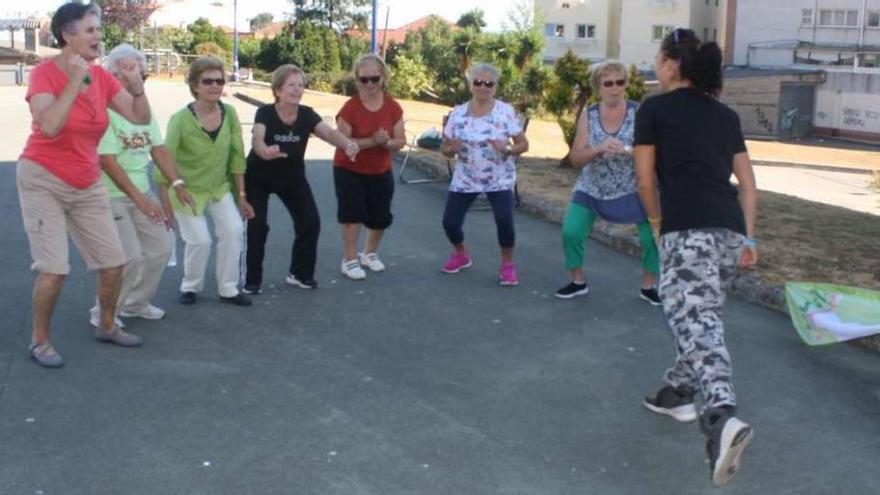 Un programa de gimnasia al aire libre atrae a cientos de vecinos en Culleredo