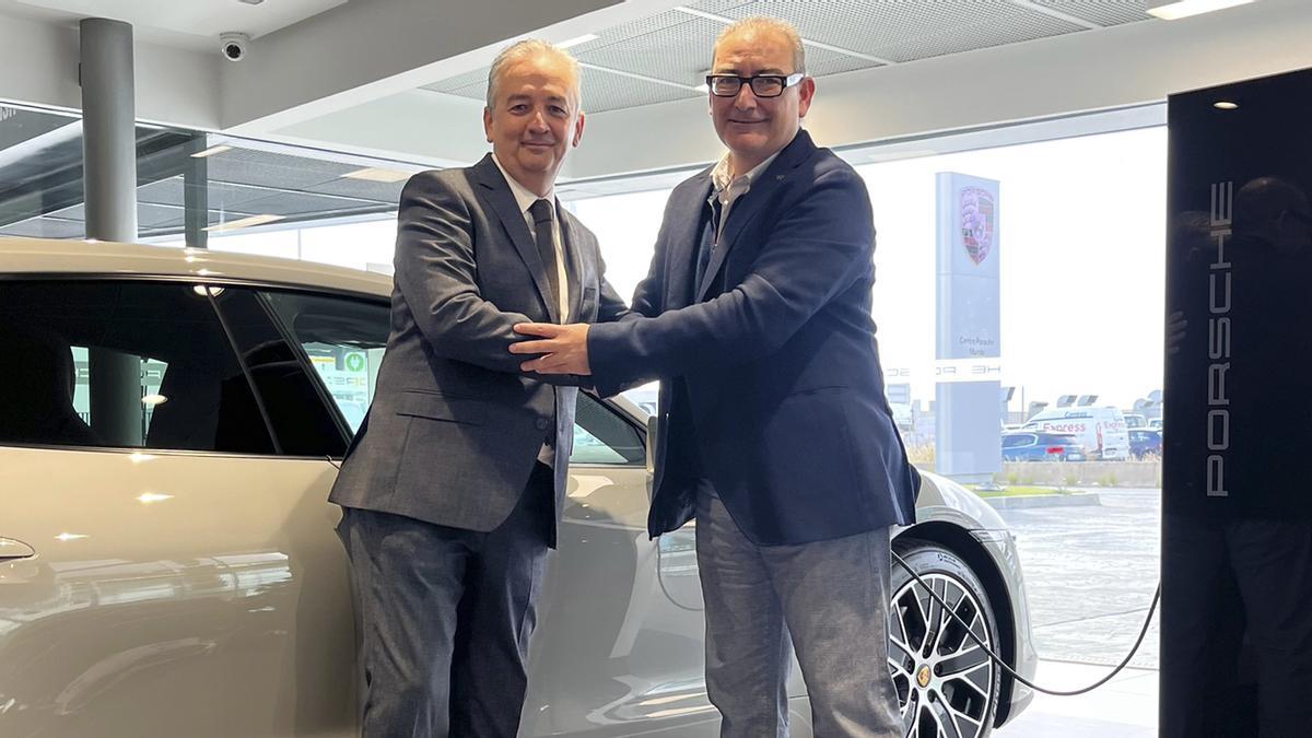 Ricardo Torrecillas (izquierda), gerente de Centro Porsche Murcia, junto a Alberto López, director comercial de Porsche España.