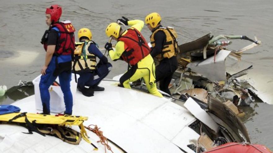 Un avión se estrella en un río en Taiwán